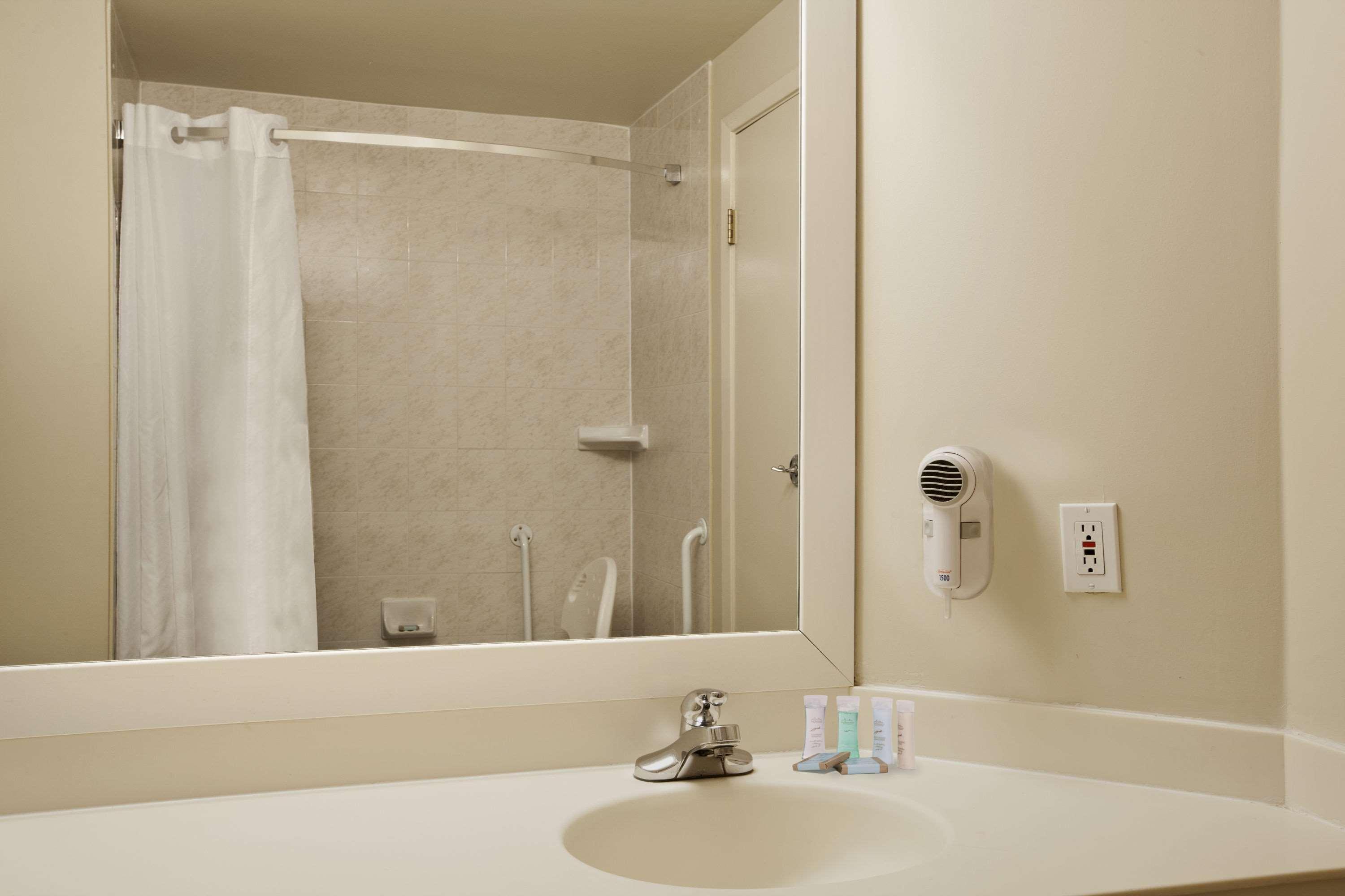Travelodge By Wyndham Ottawa West Luaran gambar